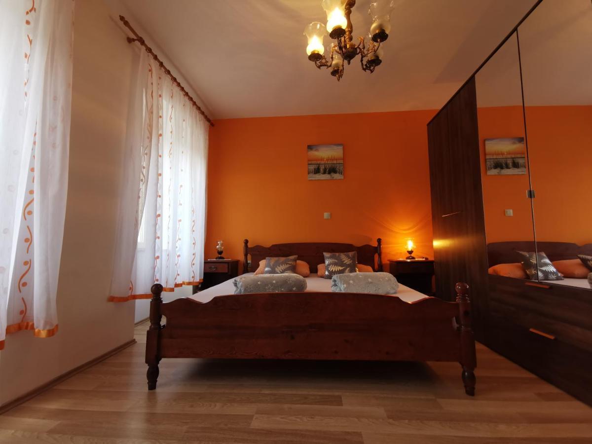 Апартаменты Apartman Pod Nehajem Сень Экстерьер фото