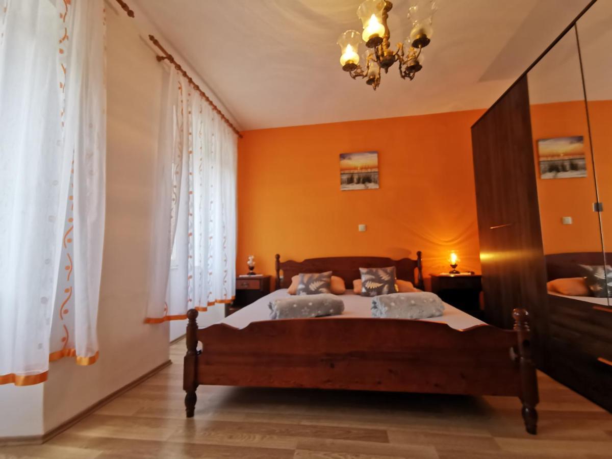 Апартаменты Apartman Pod Nehajem Сень Экстерьер фото