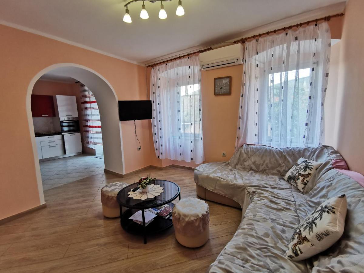 Апартаменты Apartman Pod Nehajem Сень Экстерьер фото