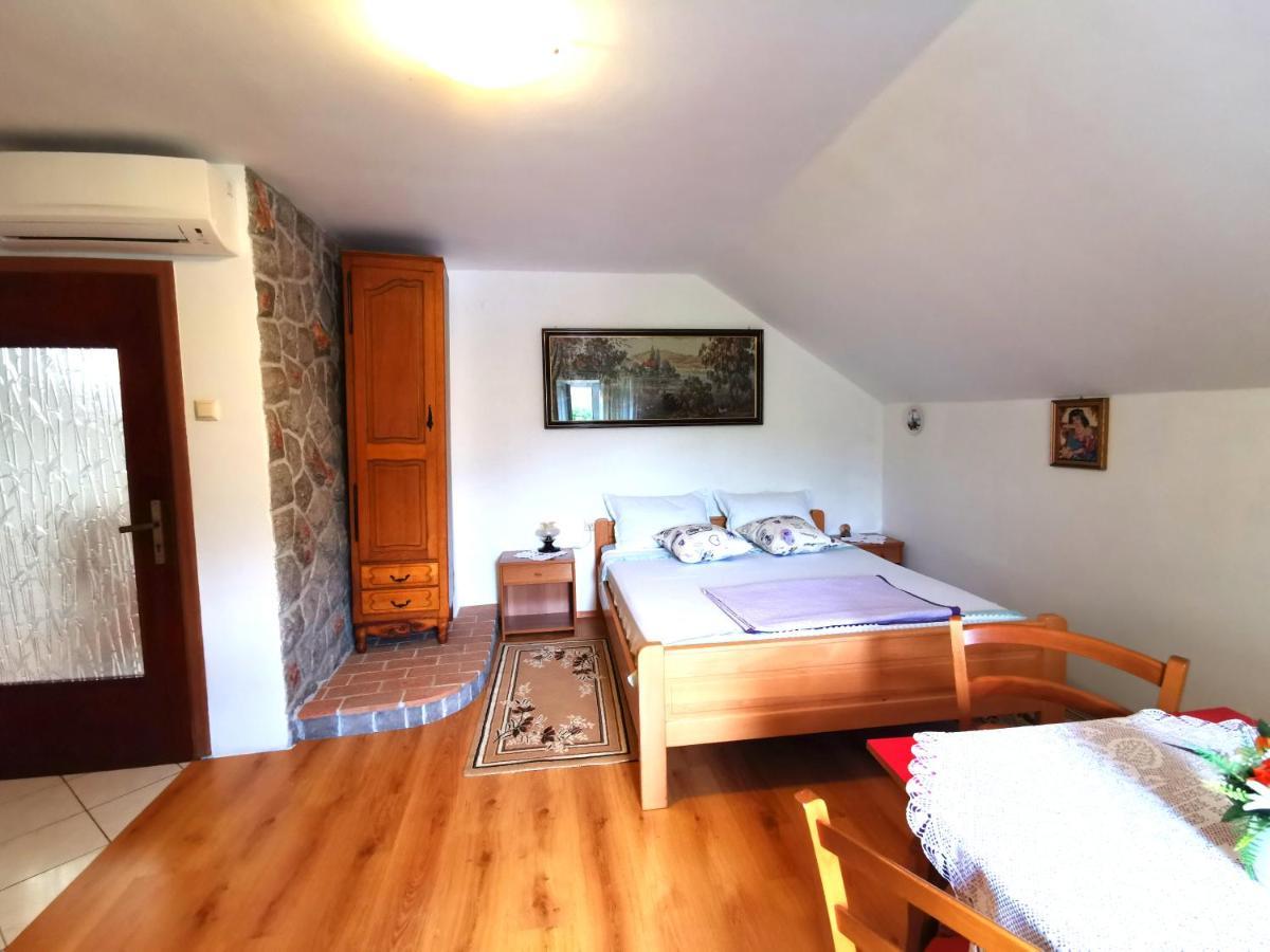 Апартаменты Apartman Pod Nehajem Сень Экстерьер фото